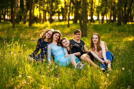 позы для групповой фотосессии на природе